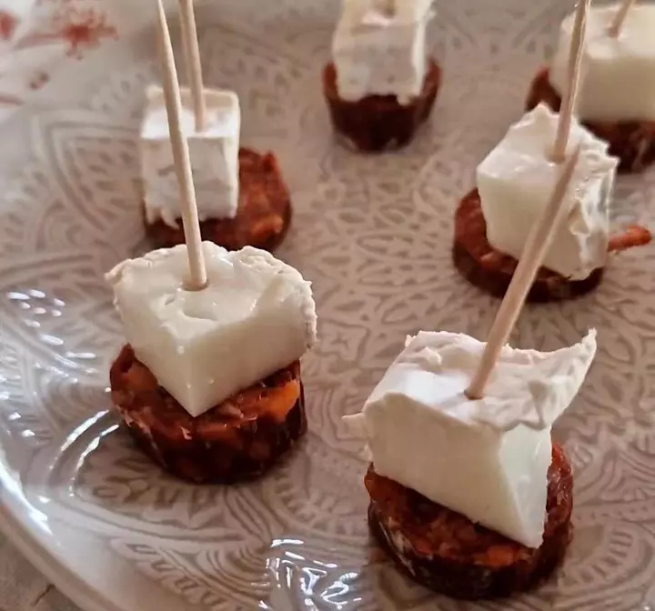 Petites brochettes de chorizo et de chèvre César Moroni
