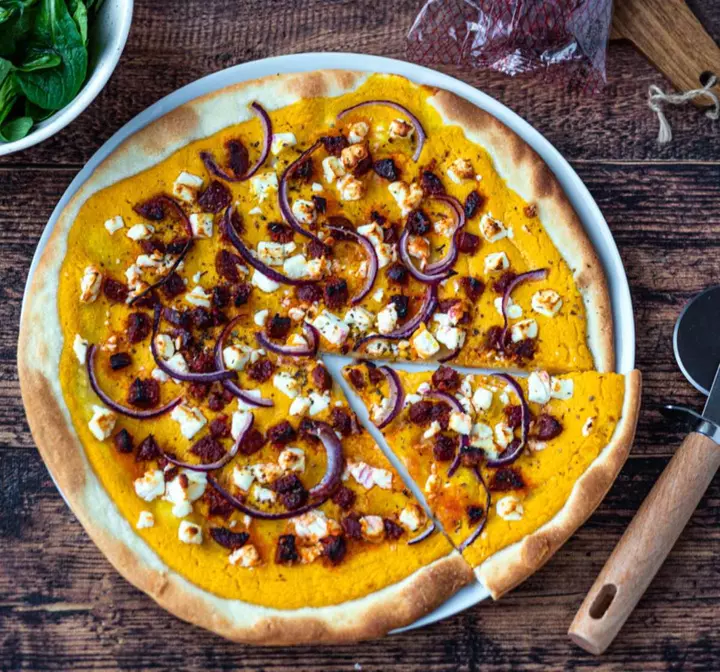 Pizza à la courge, chorizo et feta César Moroni