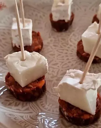 Petites brochettes de chorizo et de chèvre César Moroni