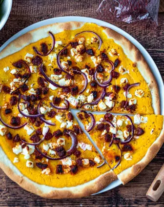 Pizza à la courge, chorizo et feta César Moroni